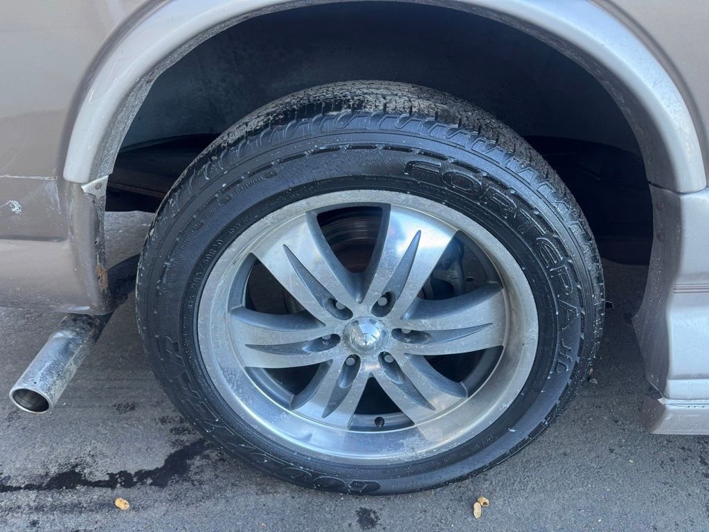 Used 2004 Chevrolet Express 1500 image 12