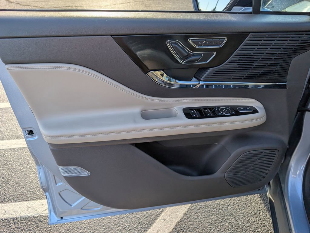 Used 2022 Lincoln Corsair AWD w/ Premium Package image 13