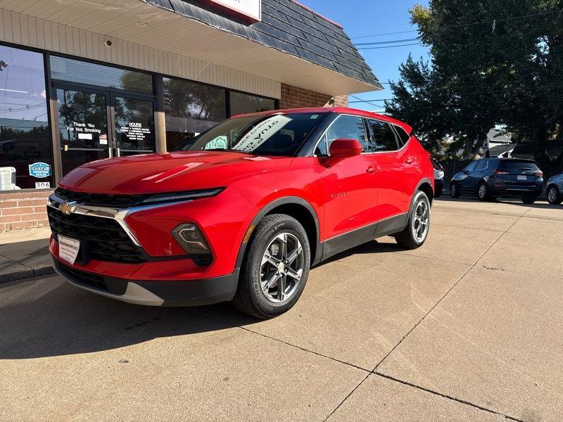 Used 2025 Chevrolet Blazer LT AWD/4WD image 2