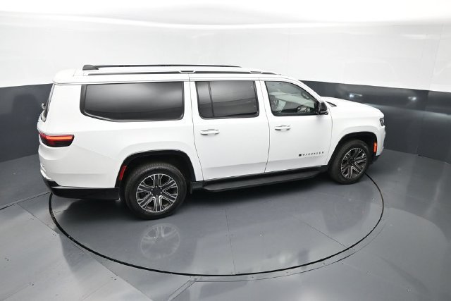Used 2024 Jeep Wagoneer L Series II RWD image 32