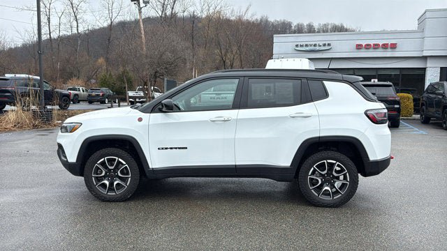 Certified 2025 Jeep Compass Trailhawk w/ Trailhawk Elite Group AWD/4WD image 4