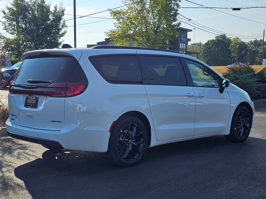 New 2026 Chrysler Pacifica Limited image 5