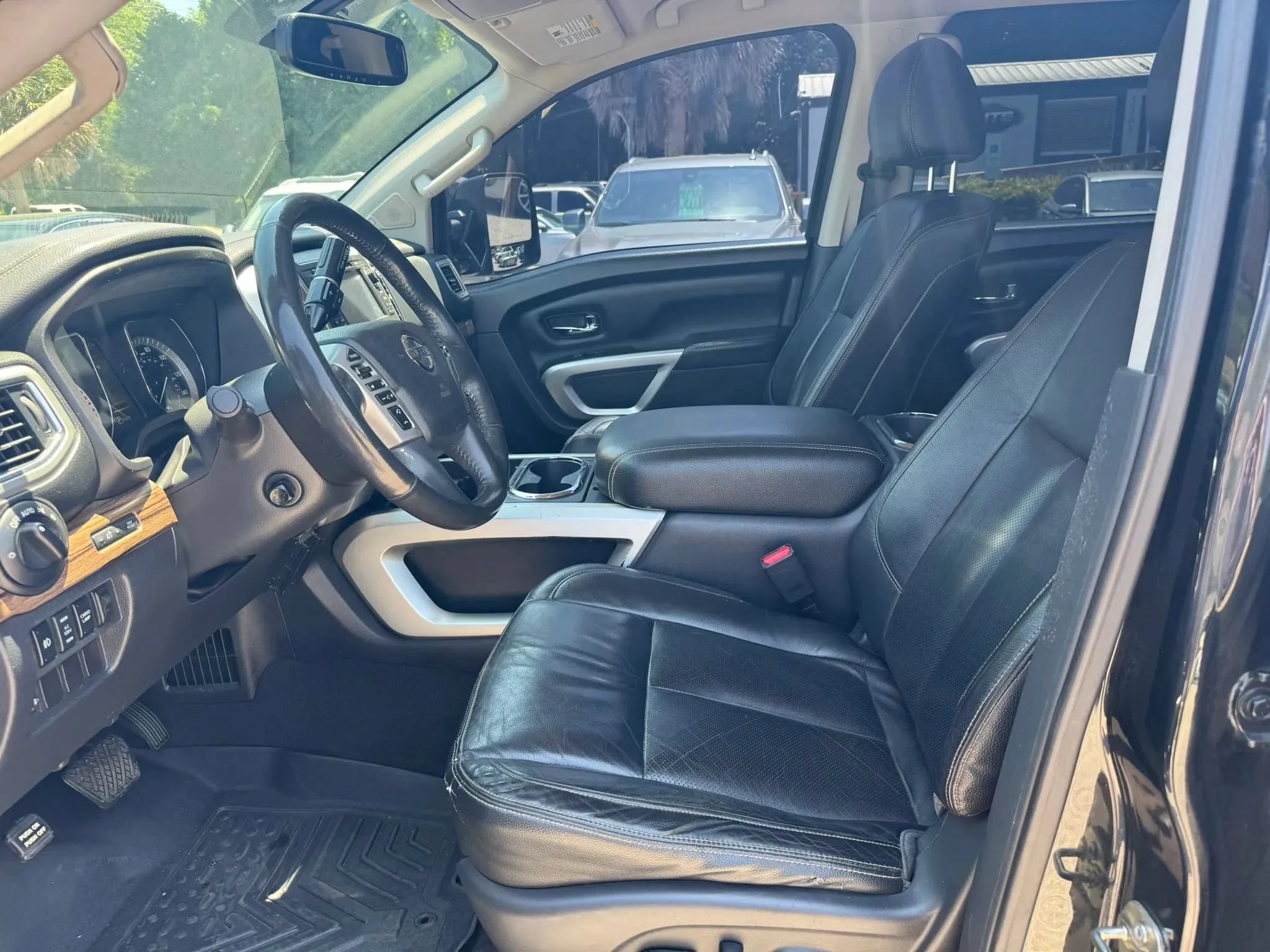 Used 2017 Nissan Titan SL w/ SL Towing Convenience Package RWD image 16