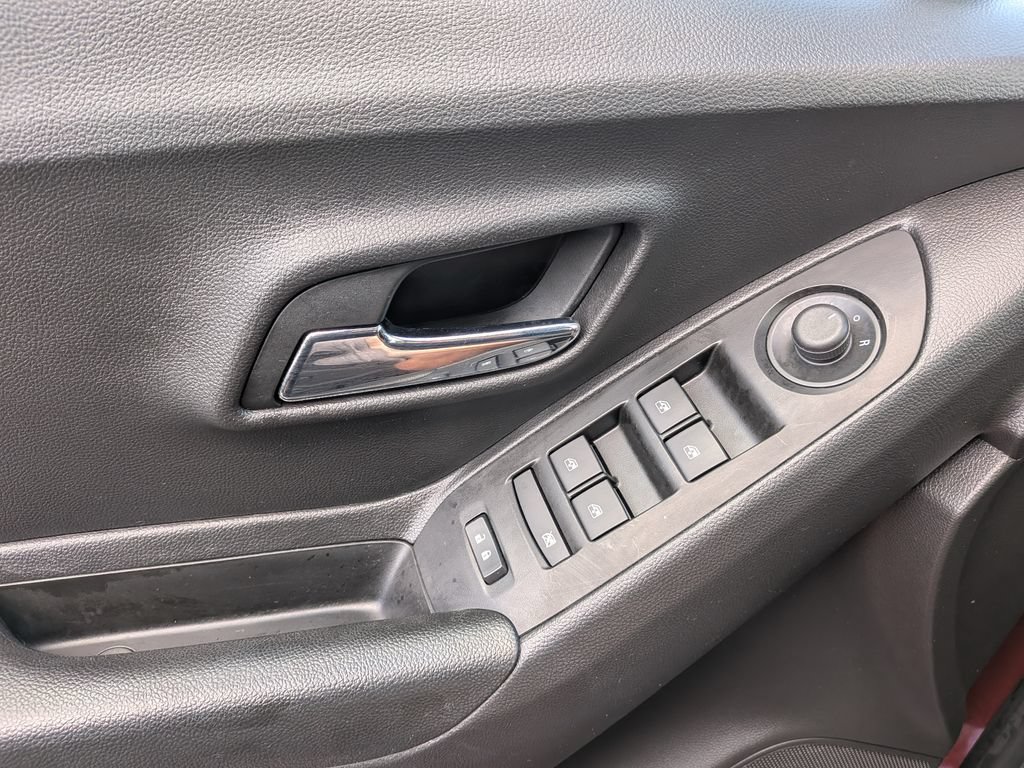 Used 2021 Chevrolet Trax LT w/ Premium Seat Package AWD/4WD image 29