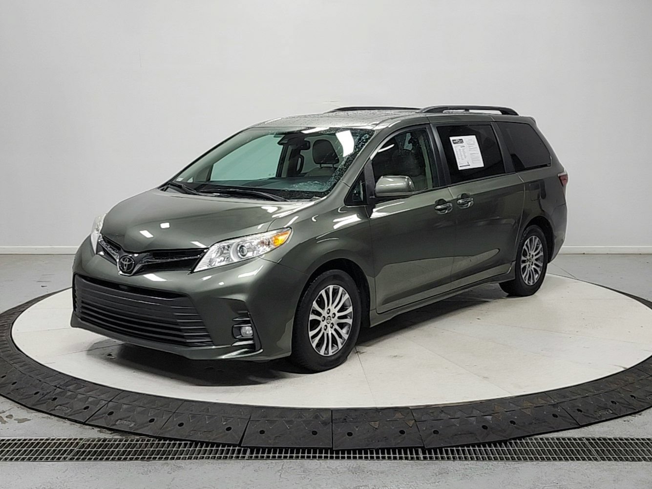Used 2020 Toyota Sienna XLE Premium FWD image 4