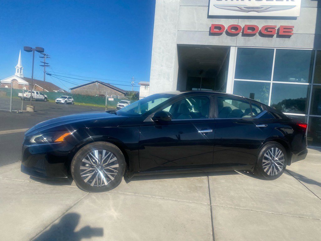 Used 2023 Nissan Altima 2.5 SV w/ SV Premium Package image 3