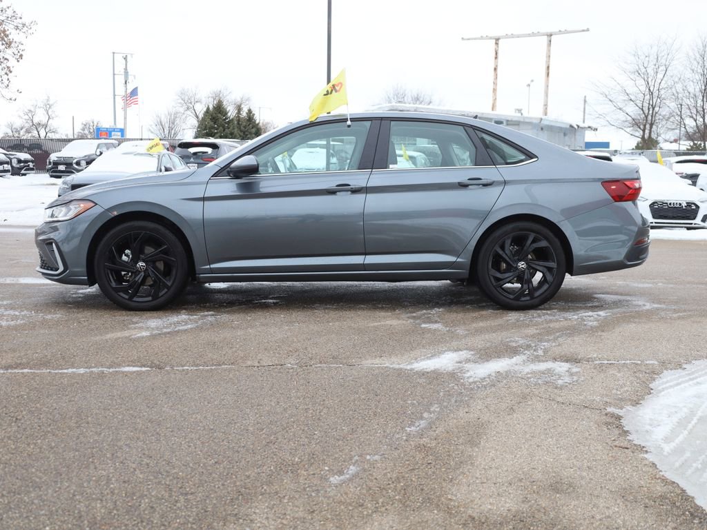 Used 2025 Volkswagen Jetta SE w/ Sunroof Package image 6