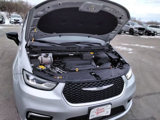 Used 2024 Chrysler Pacifica Touring-L image 11