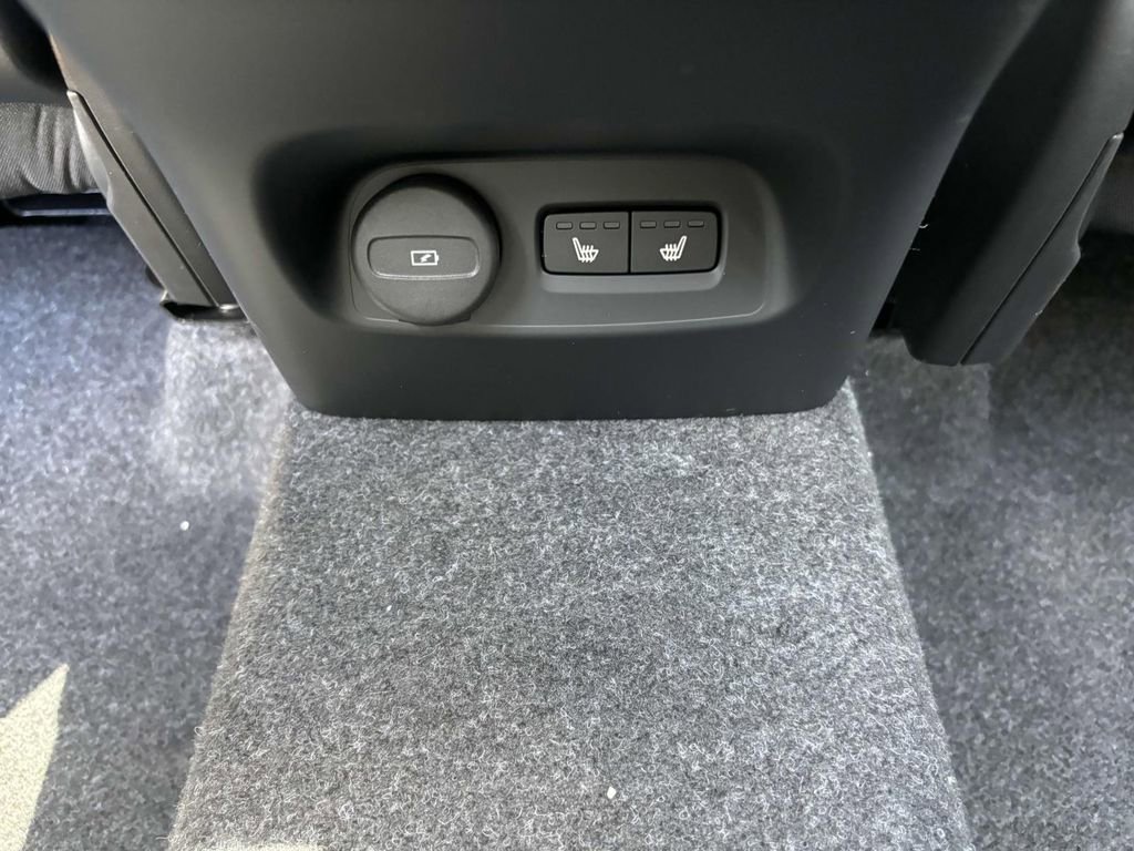 New 2026 Volvo XC40 B5 Core w/ Protection Package Premier image 32