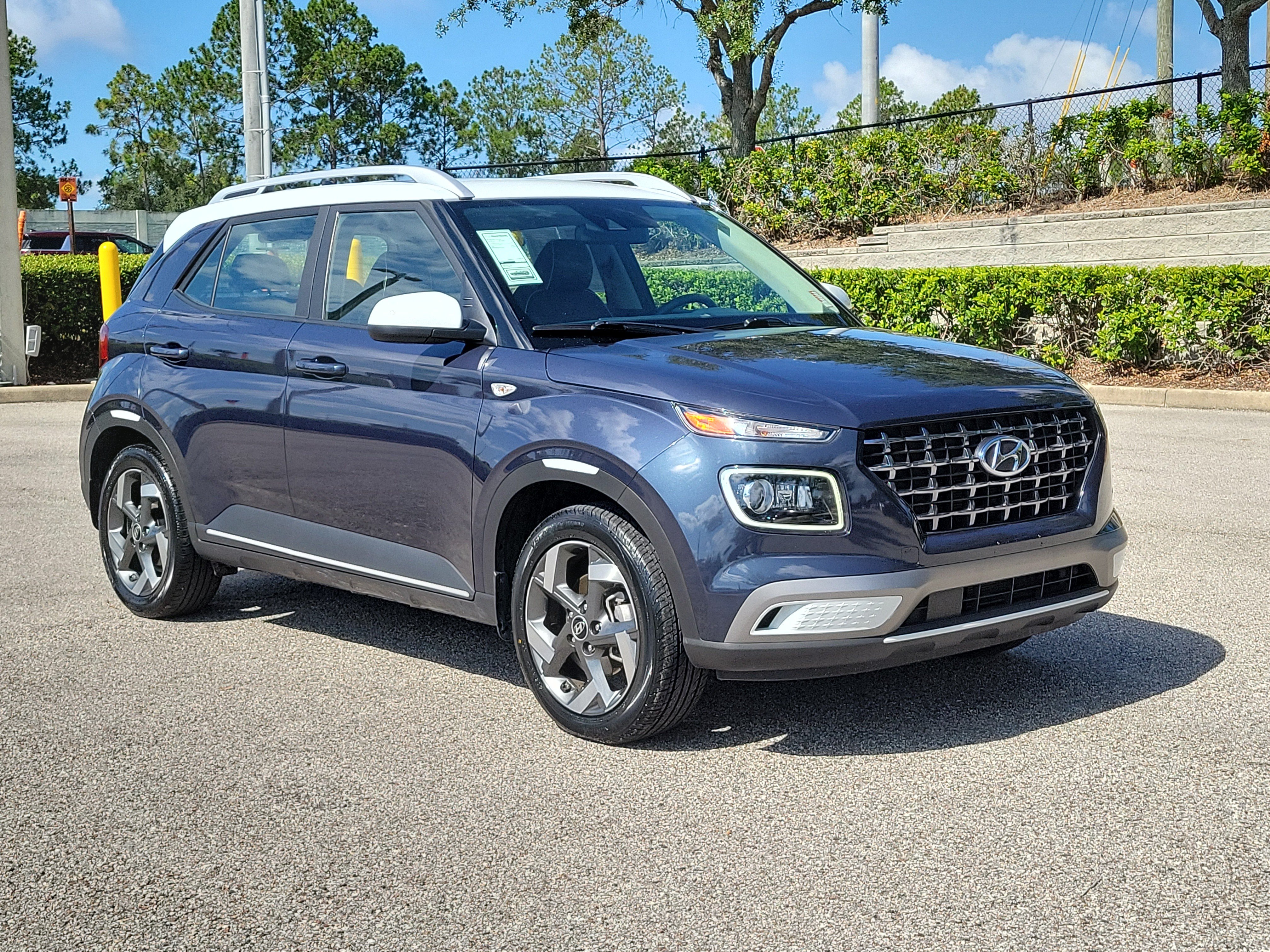Used 2020 Hyundai Venue FWD image 3