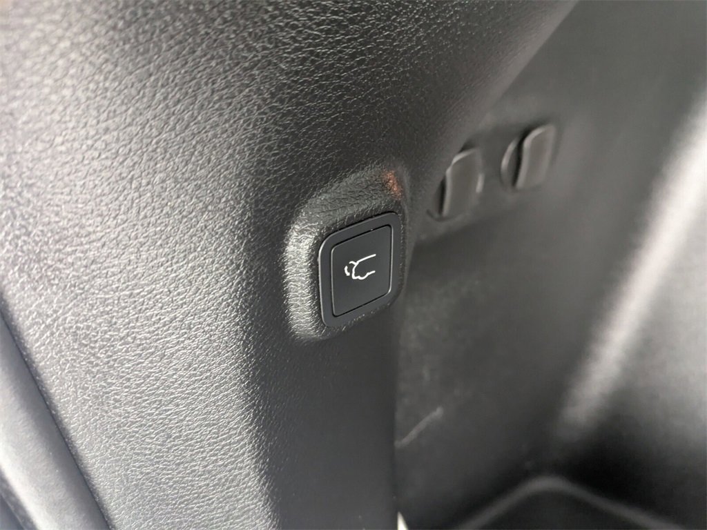 Used 2019 Jeep Cherokee Latitude Plus w/ Comfort/Convenience Group image 18