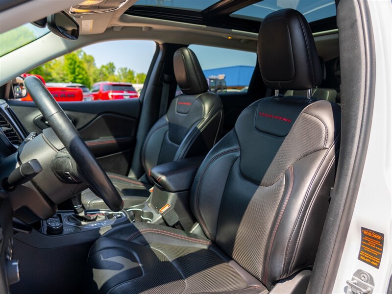 Used 2019 Jeep Cherokee Trailhawk AWD/4WD image 17