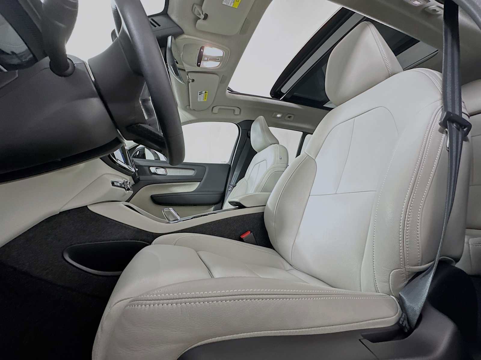 Used 2025 Volvo XC40 B5 Plus w/ Protection Package Premier image 19