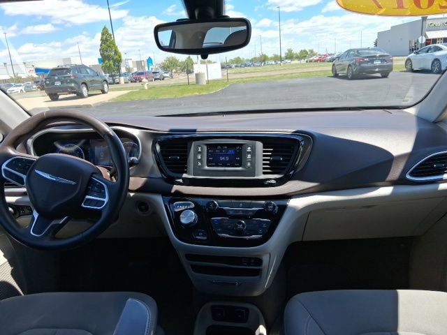 Used 2017 Chrysler Pacifica Touring FWD image 9