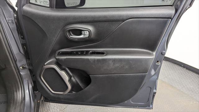 Used 2023 Jeep Renegade Latitude AWD/4WD image 23