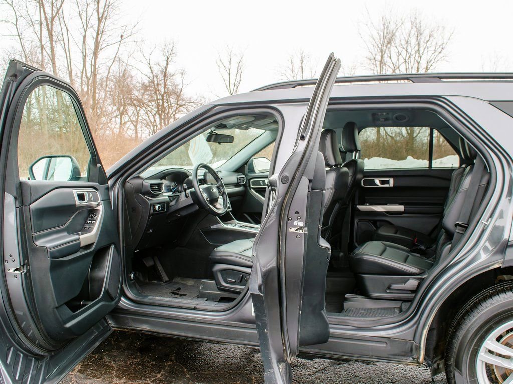 Used 2022 Ford Explorer XLT w/ Equipment Group 202A image 9