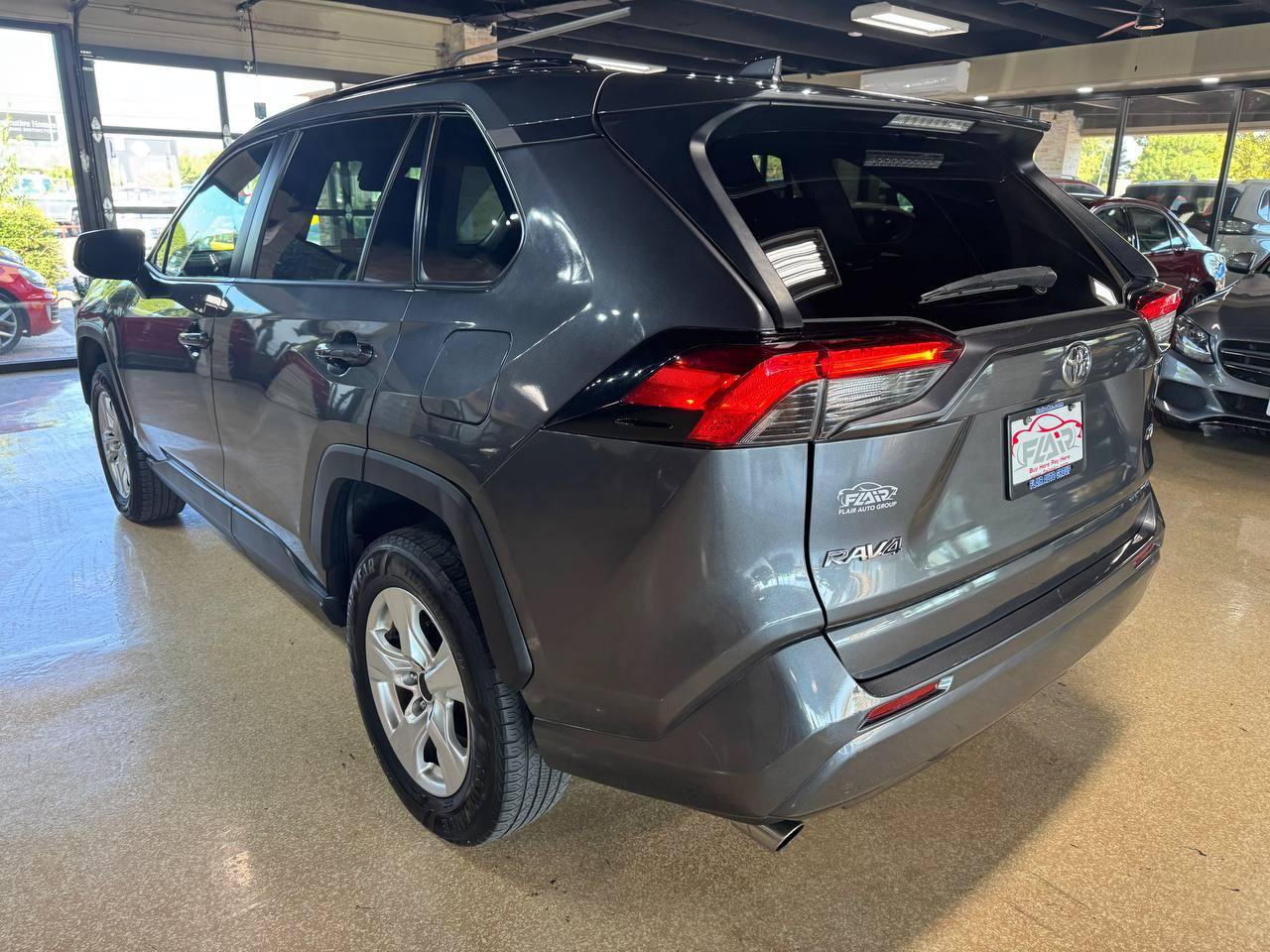 Used 2021 Toyota RAV4 LE AWD/4WD image 5