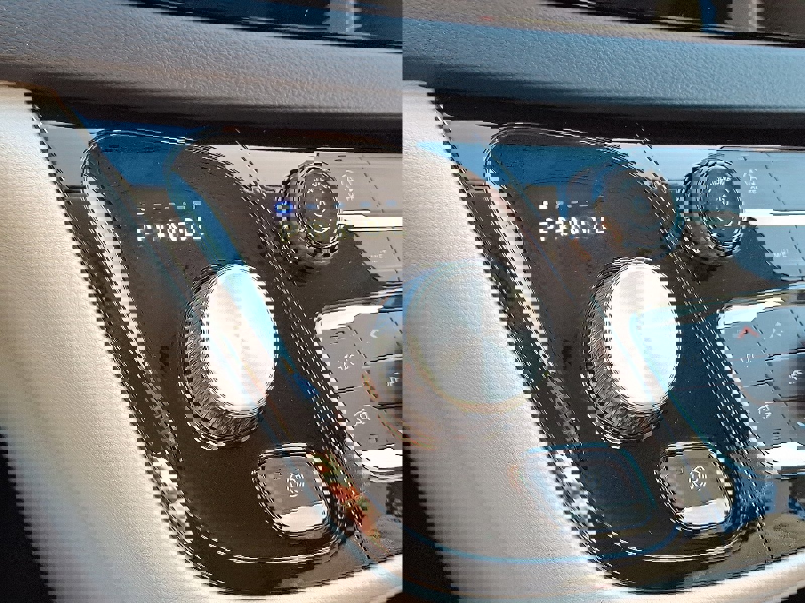 Used 2023 Chrysler Voyager LX image 15