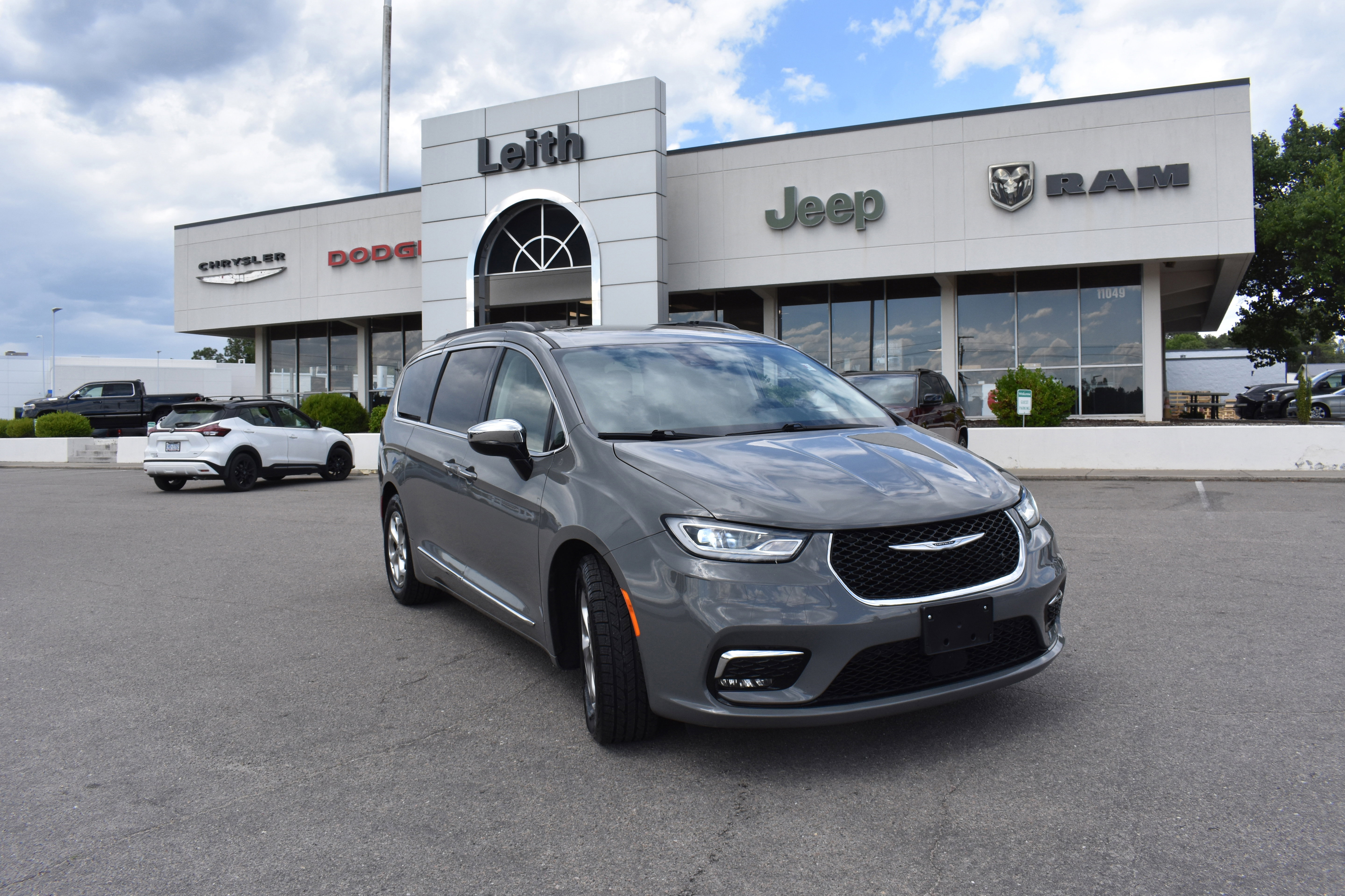 Used 2023 Chrysler Pacifica Limited FWD image 1