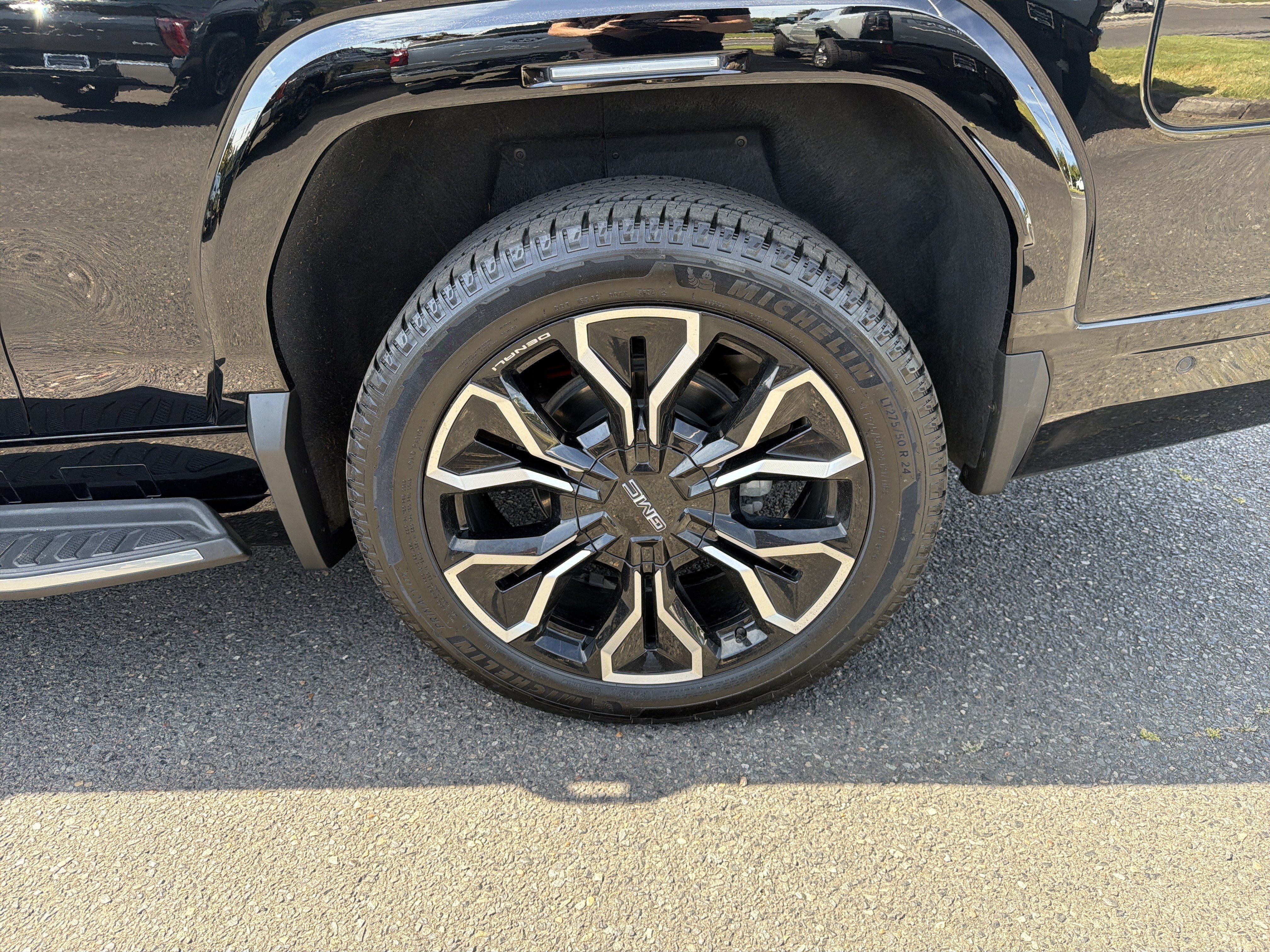 Used 2025 GMC Sierra EV Denali AWD/4WD image 25