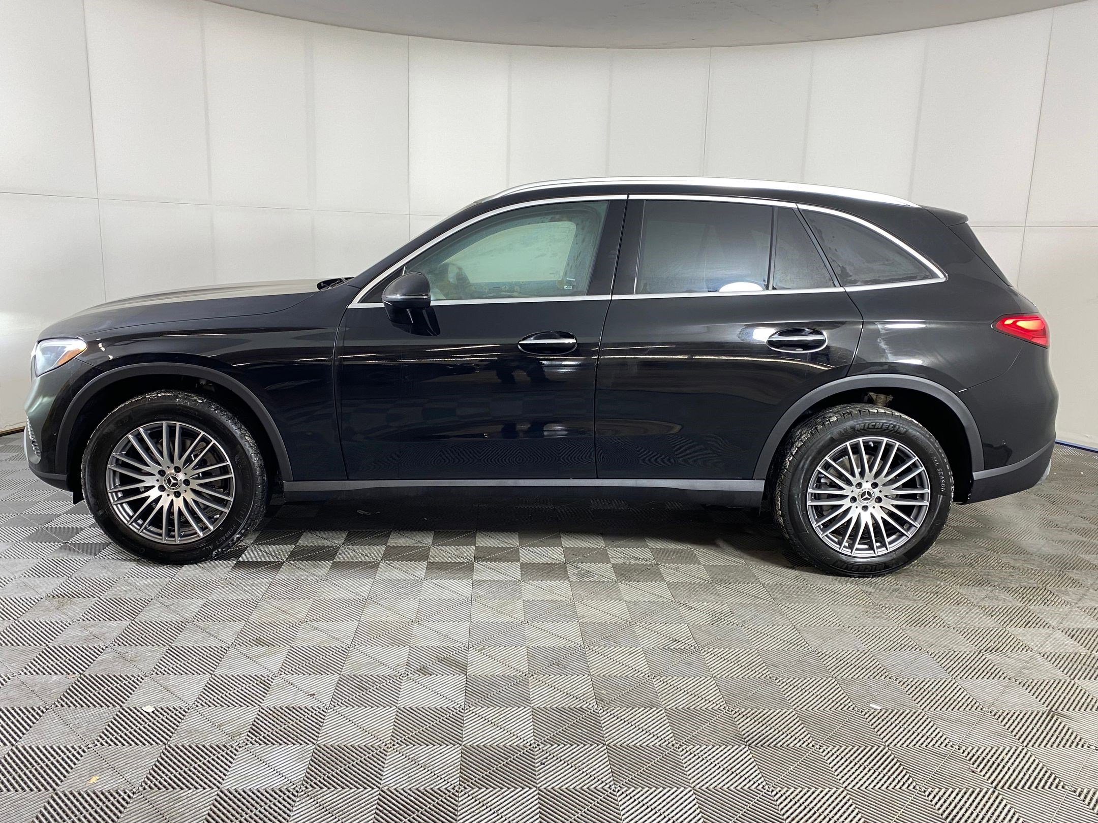 Used 2026 Mercedes-Benz GLC 300 4MATIC image 2