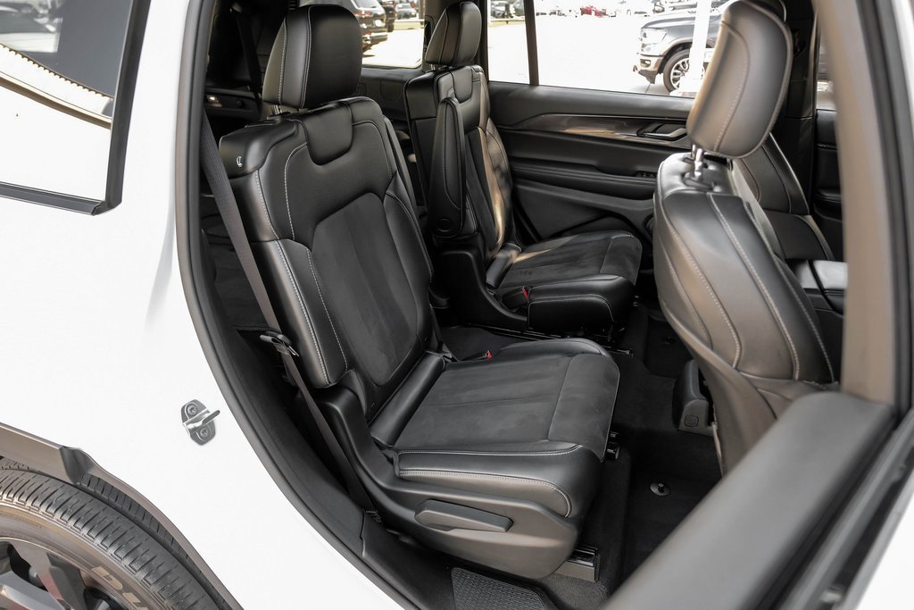 Used 2023 Jeep Grand Cherokee L Laredo image 45