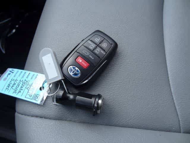 Used 2024 Toyota Sienna XLE FWD image 41