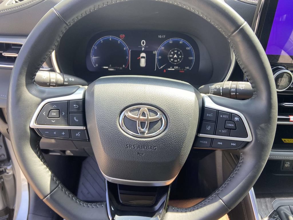 Used 2025 Toyota Highlander Platinum AWD/4WD image 37