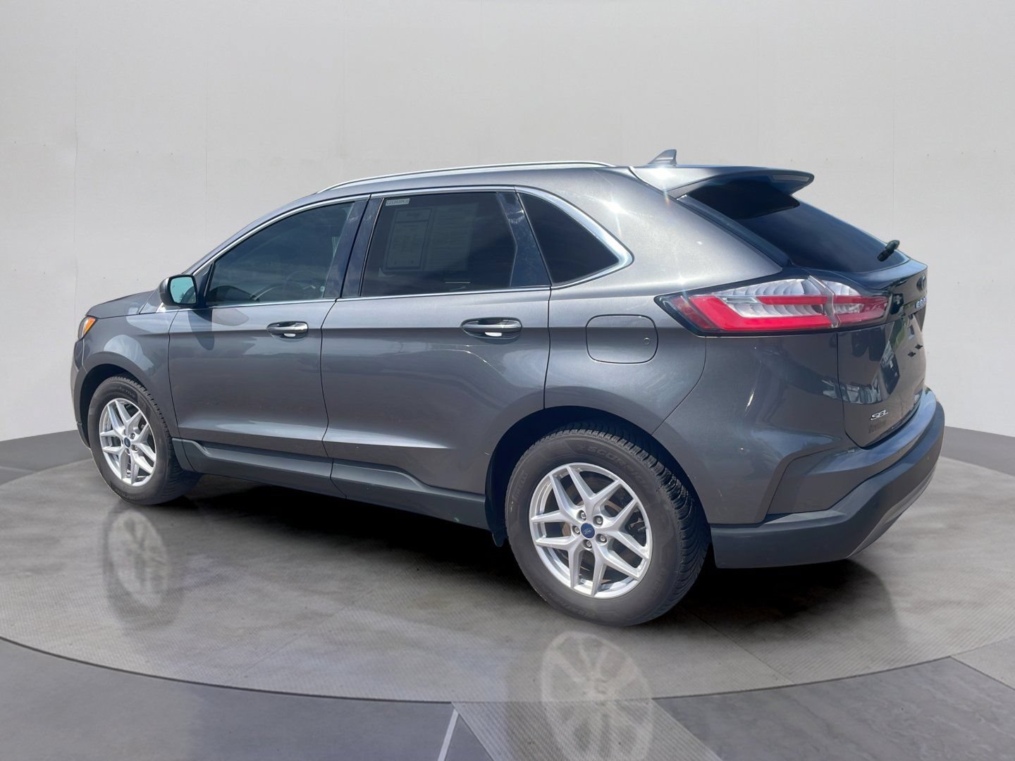 Used 2021 Ford Edge SEL w/ Convenience Package AWD/4WD image 3