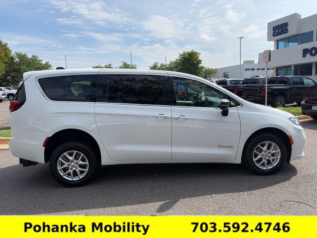 Used 2024 Chrysler Pacifica Touring-L FWD image 10
