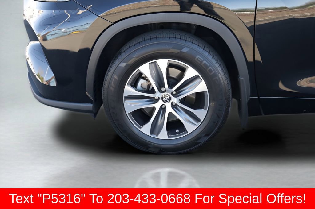 Used 2023 Toyota Highlander XLE AWD/4WD image 3