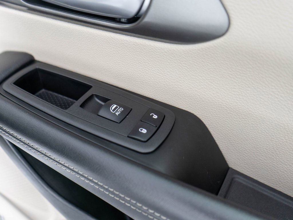Used 2024 Chrysler Pacifica Select image 9