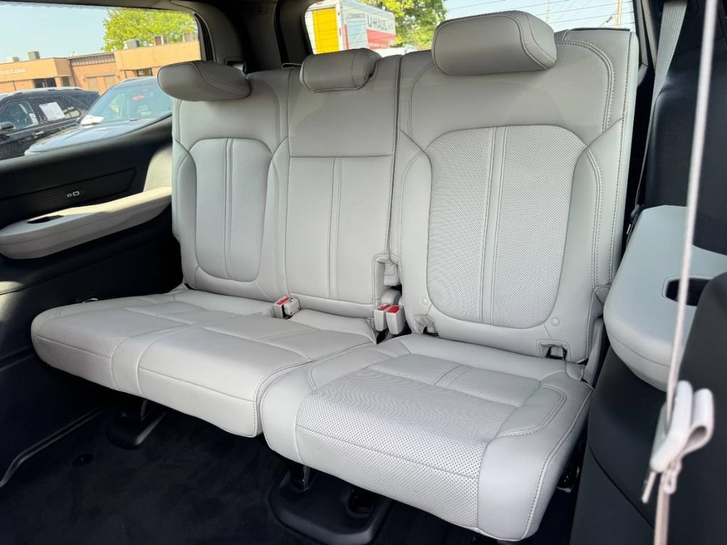 Used 2025 Jeep Wagoneer Series II AWD/4WD image 11