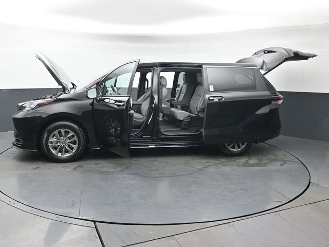 Used 2025 Toyota Sienna XLE image 52