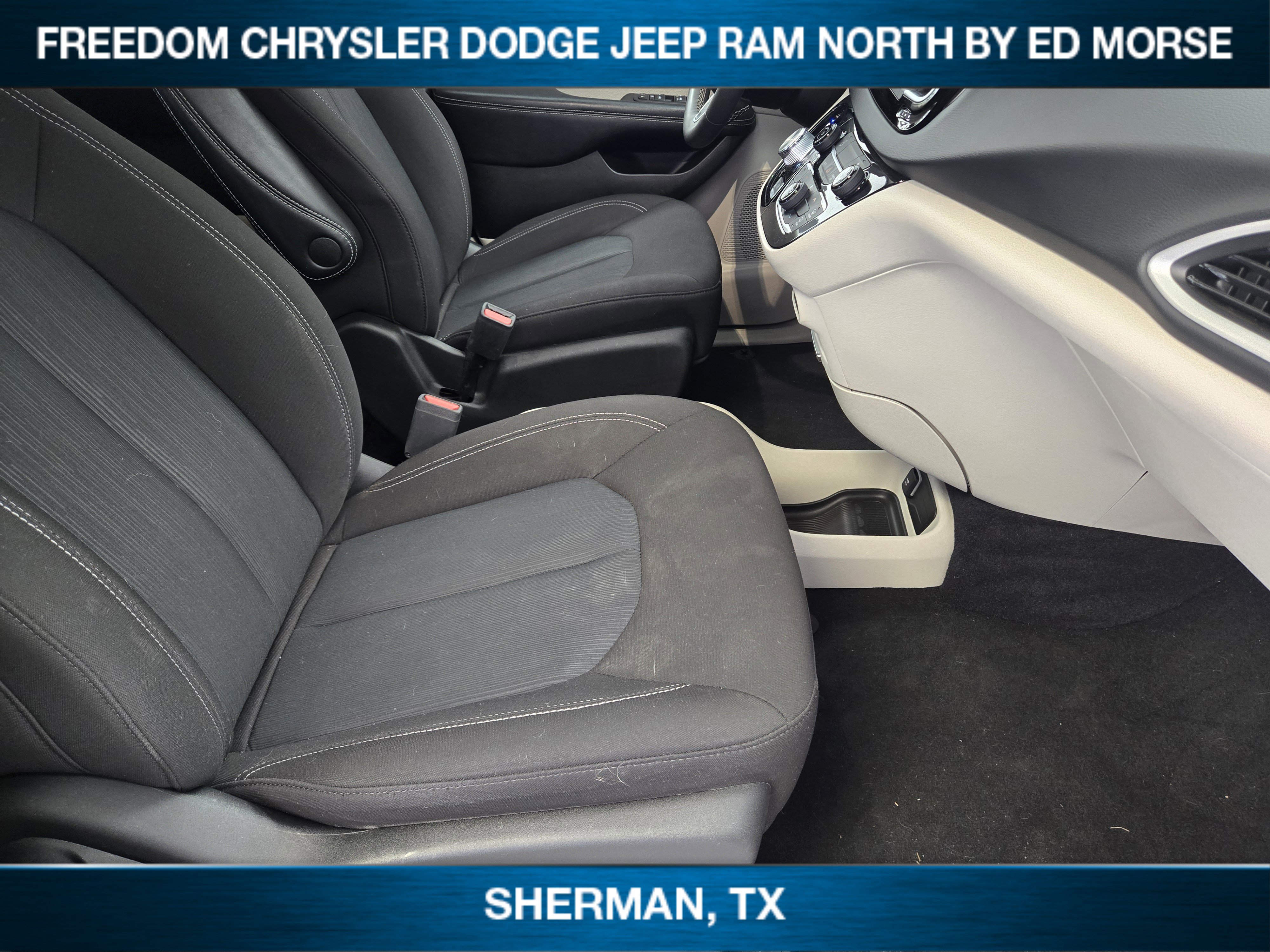 Used 2023 Chrysler Voyager LX image 9