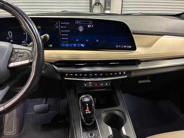 Used 2024 Cadillac XT4 Luxury w/ Cold Weather Package FWD image 18