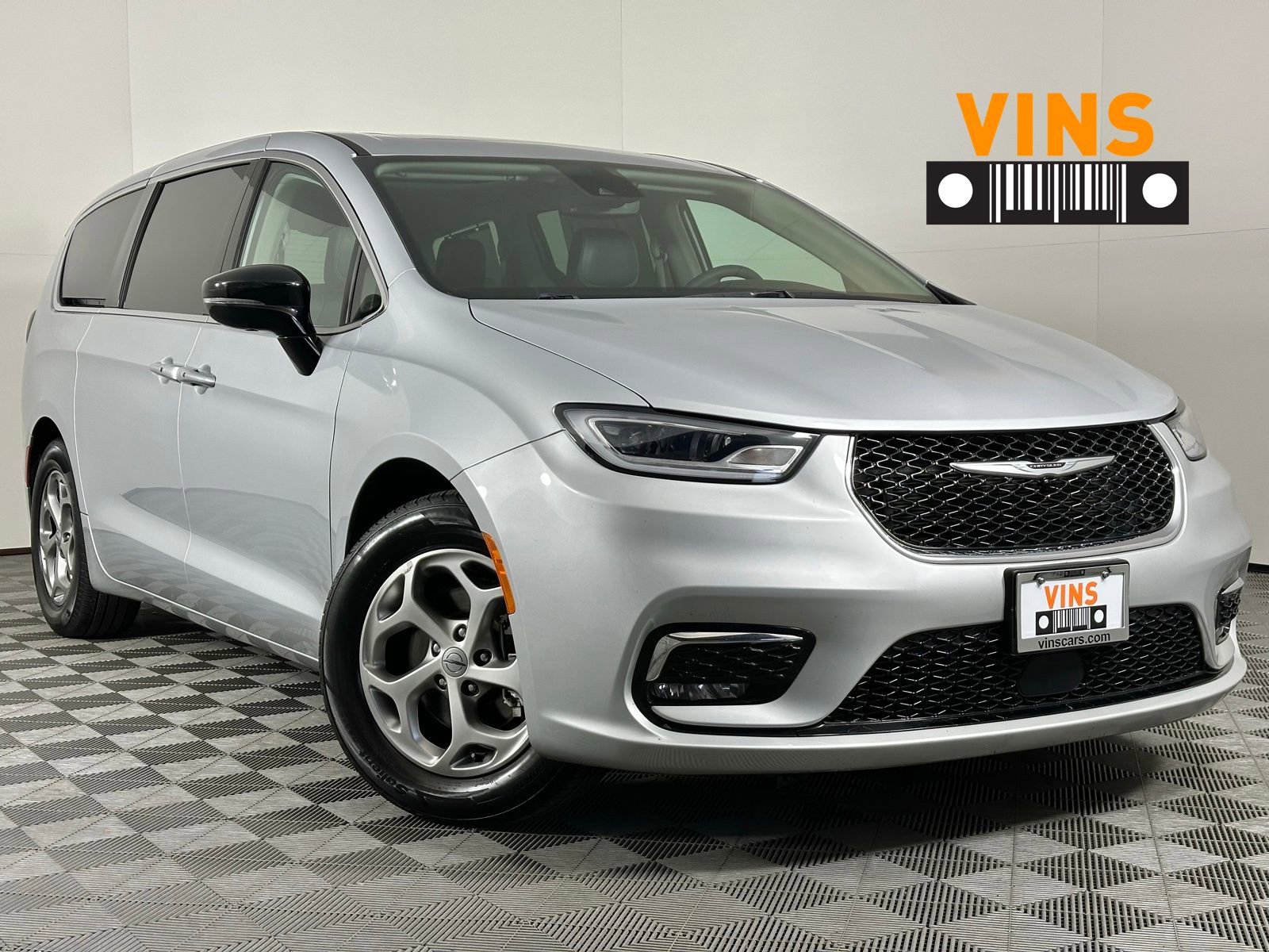 Used 2024 Chrysler Pacifica Limited image 1