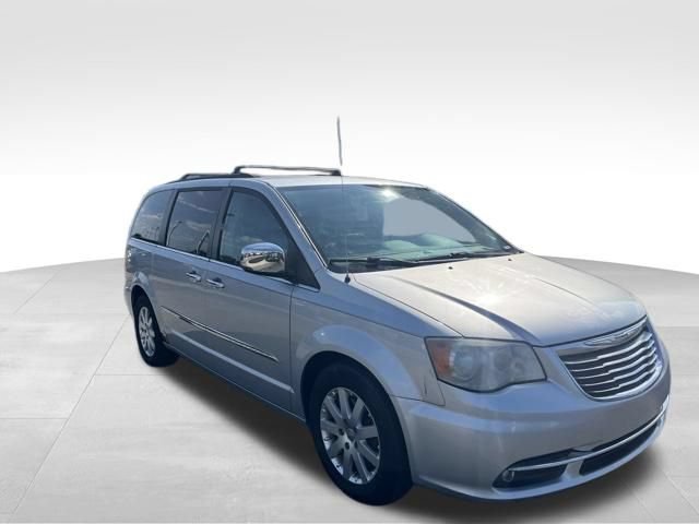 Used 2012 Chrysler Town & Country Touring-L w/ Entertainment Group #2 FWD image 3