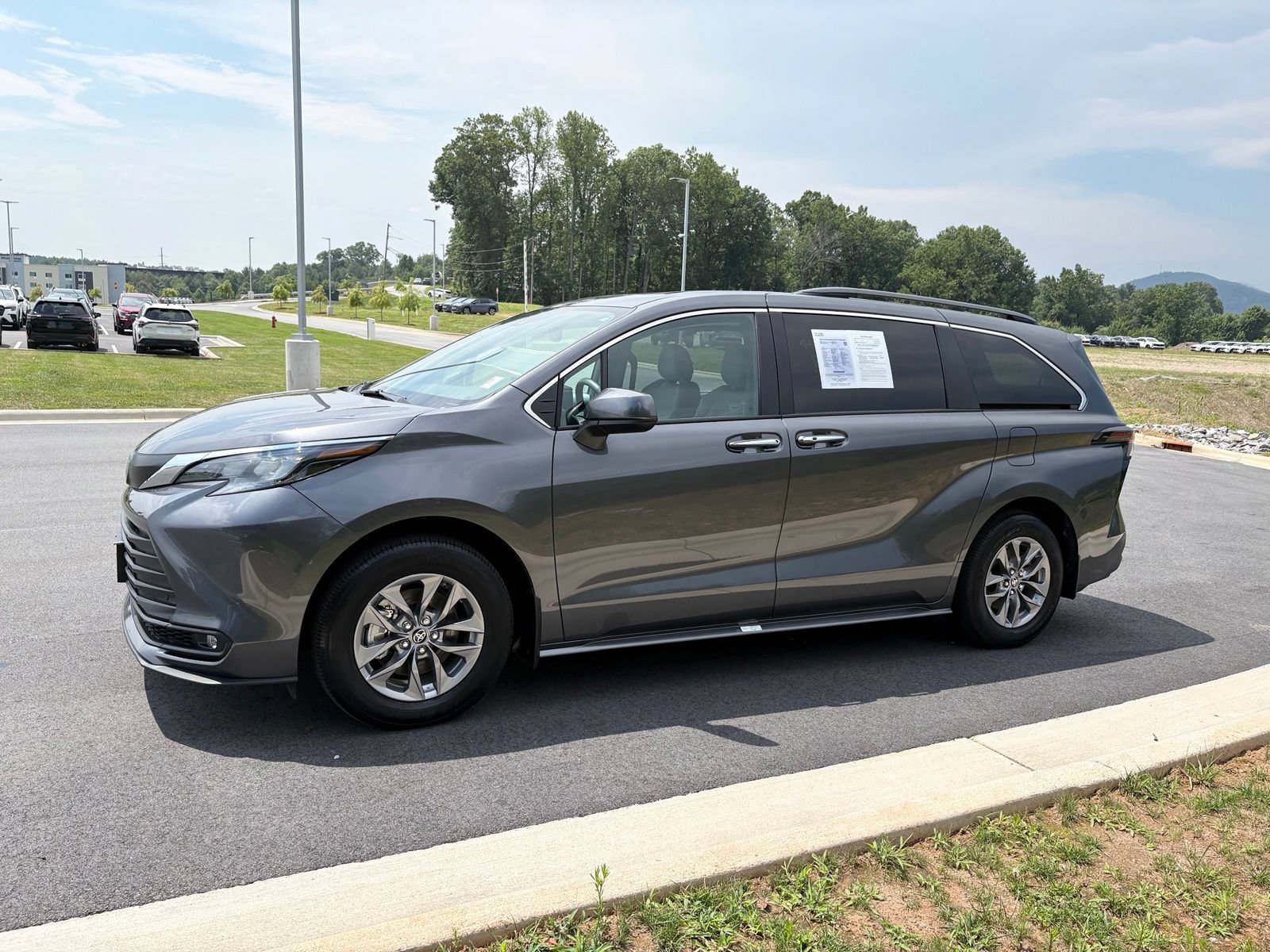 Used 2025 Toyota Sienna XLE FWD image 4