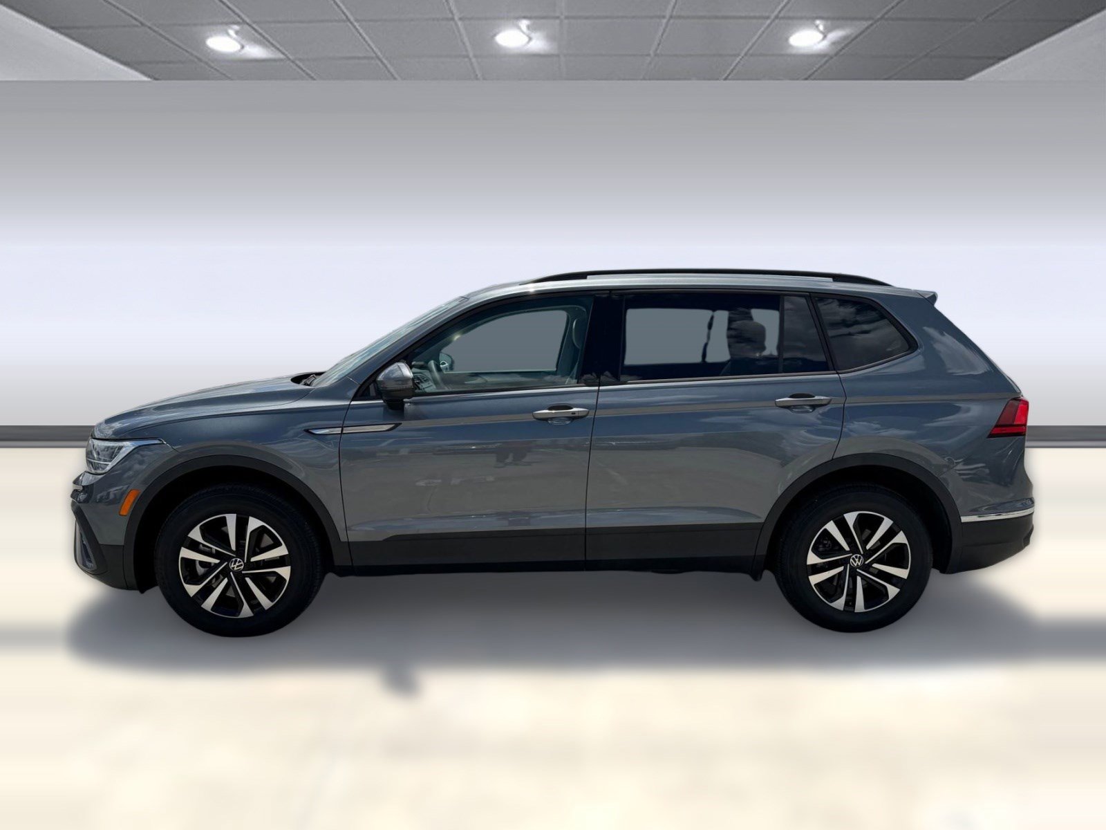 Used 2022 Volkswagen Tiguan S image 2