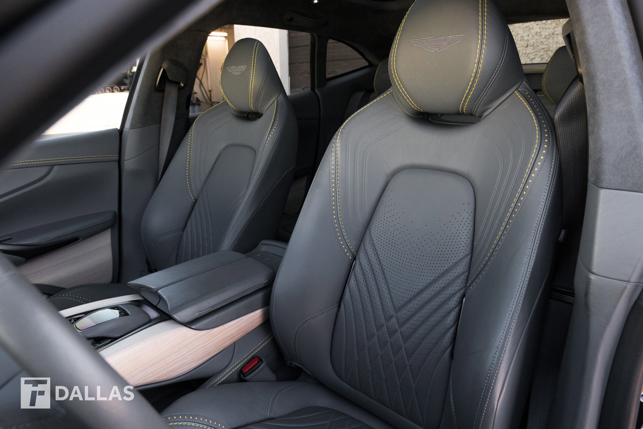 Used 2021 Aston Martin DBX image 23