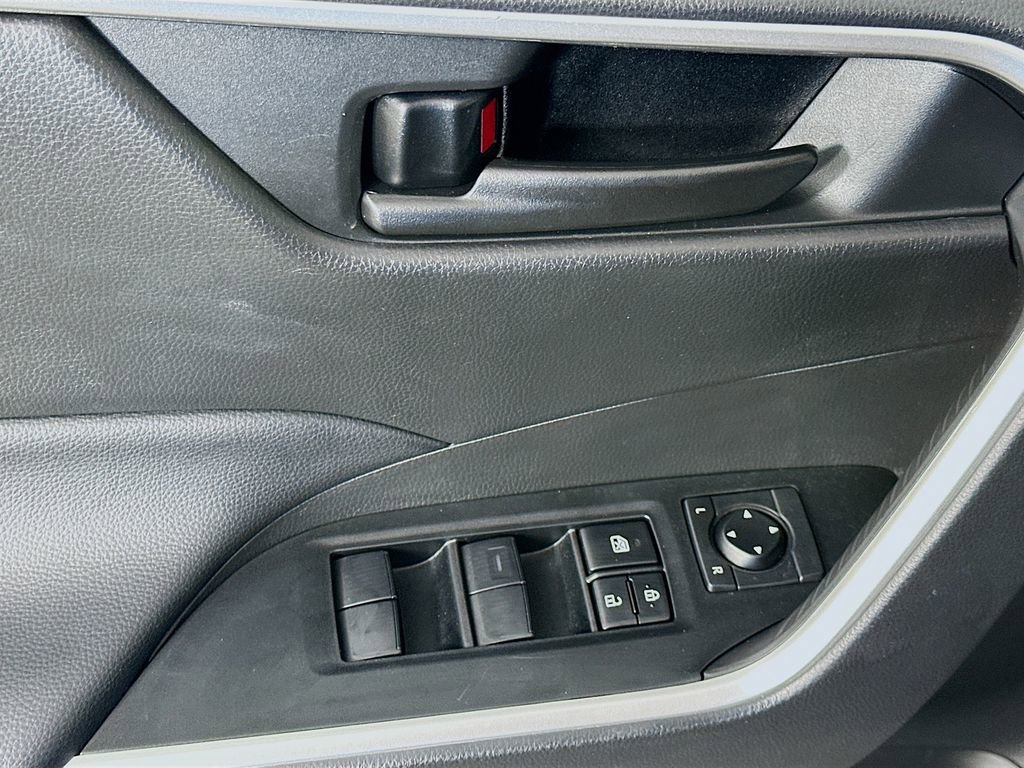 Used 2022 Toyota RAV4 LE image 17