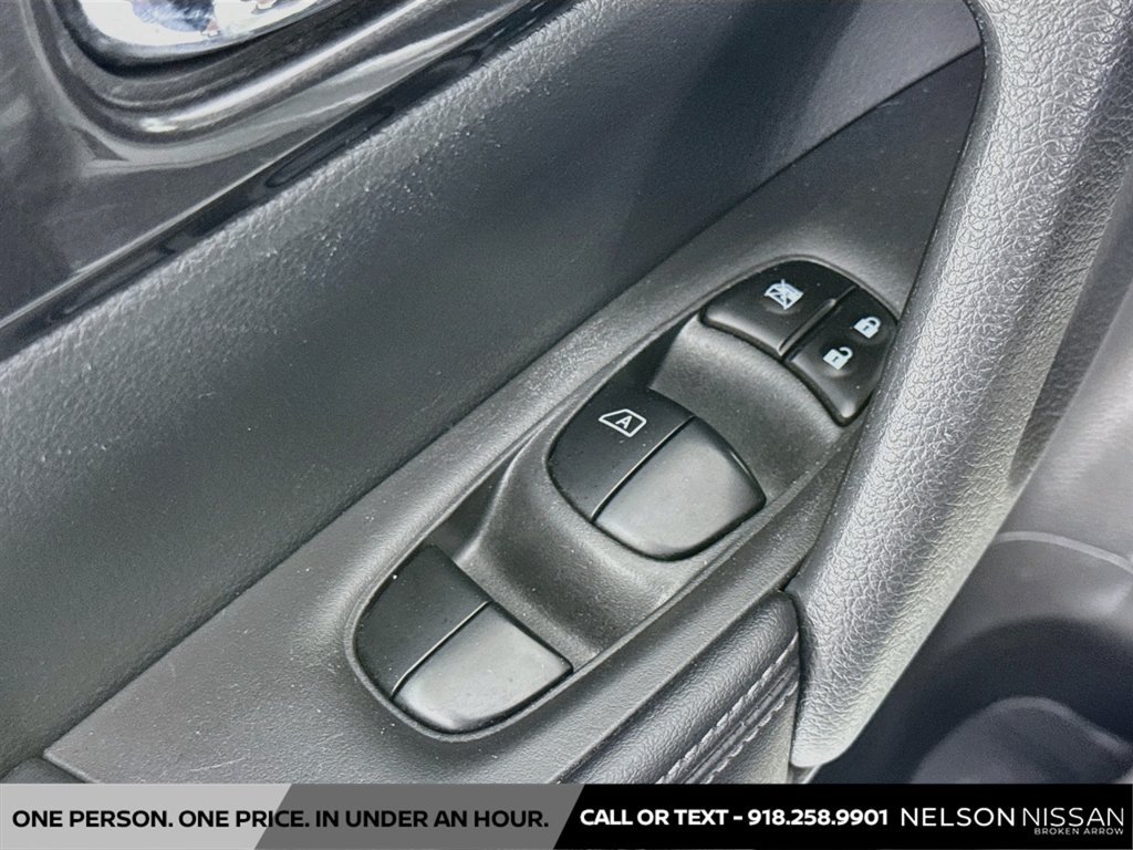 Used 2019 Nissan Rogue SV FWD image 17
