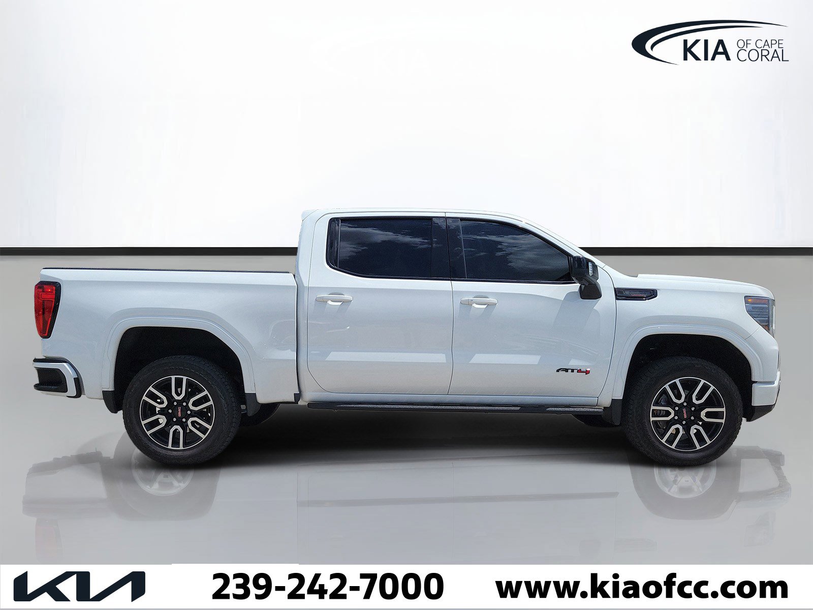 Used 2025 GMC Sierra 1500 AT4 w/ AT4 Premium Package AWD/4WD image 3