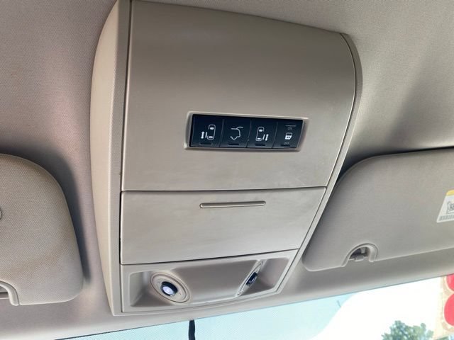 Used 2013 Chrysler Town & Country Touring FWD image 28