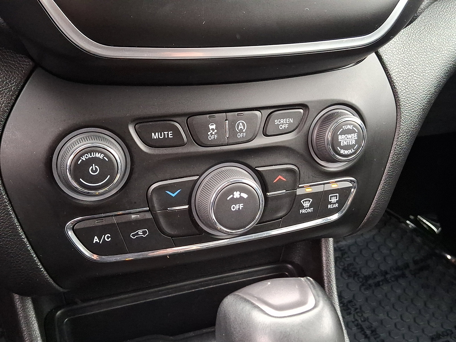 Used 2020 Jeep Cherokee Latitude Plus w/ Cold Weather Group image 15