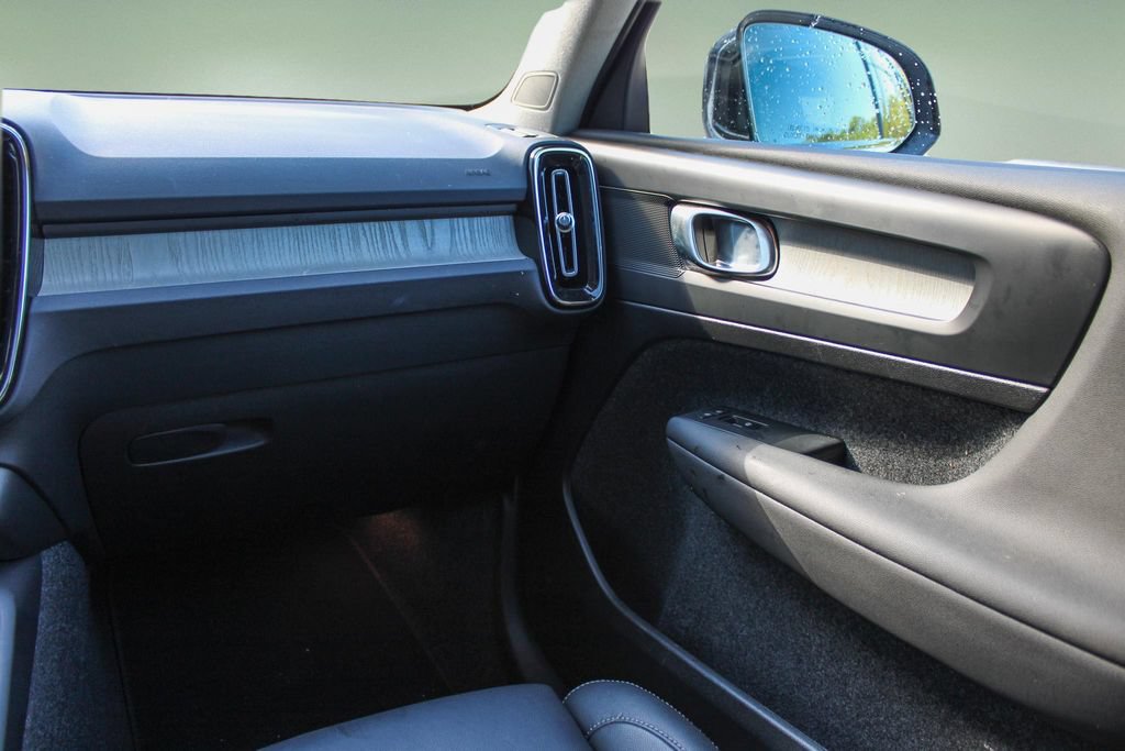 Certified 2025 Volvo XC40 B5 Plus AWD/4WD image 20