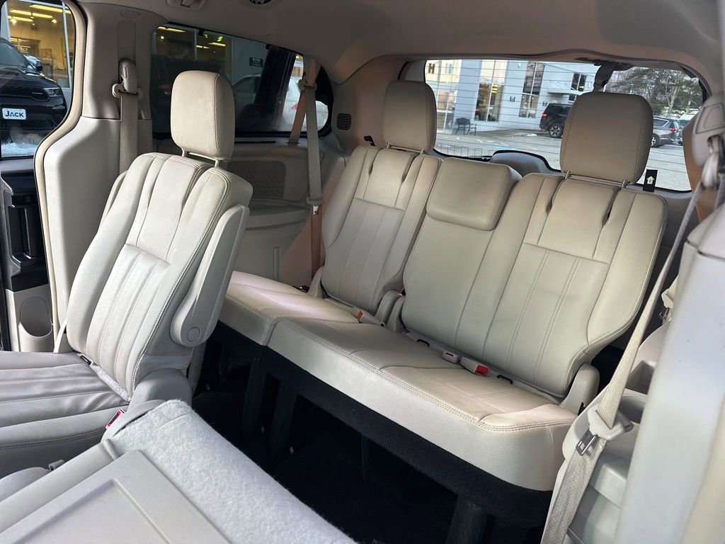 Used 2016 Chrysler Town & Country Touring w/ Driver Convenience Group image 29