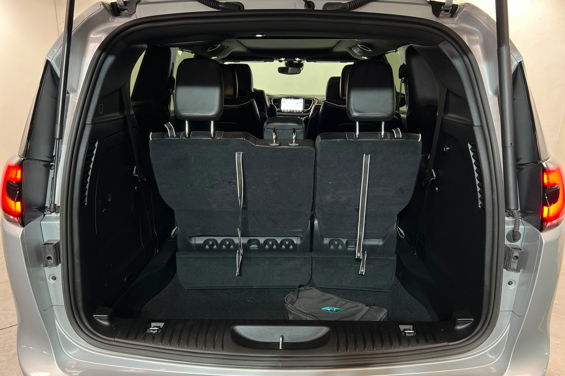 Used 2024 Chrysler Pacifica Premium FWD image 24