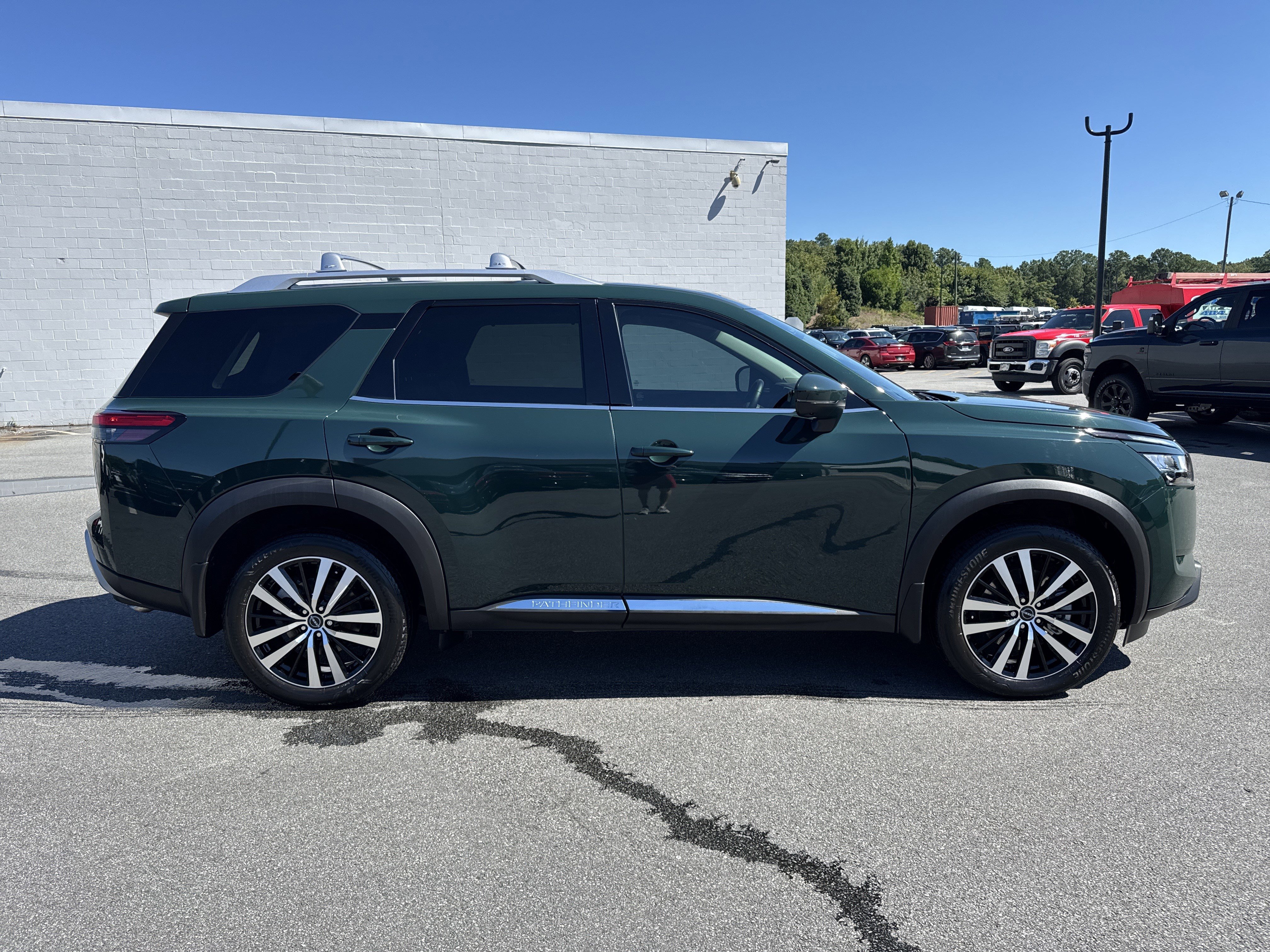 Used 2023 Nissan Pathfinder Platinum image 9